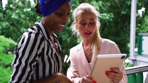 Beautiful business woman working in the city alt