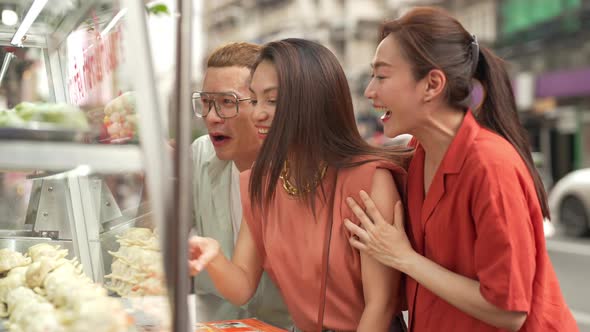 4K Group of Asian people friends walking together at Chinatown looking for street food together alt