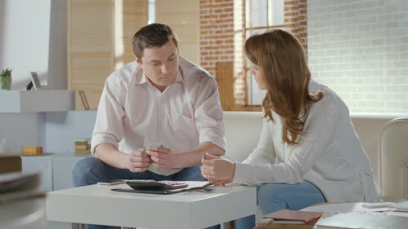 Couple Calculating Income and Expenses, Low Family Budget, Money alt