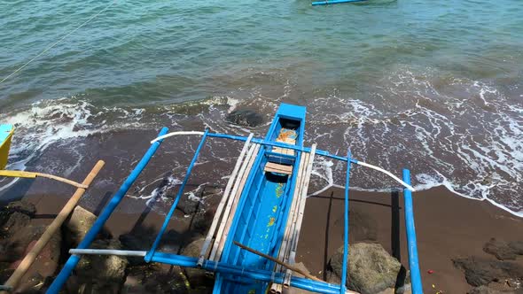 5 seconds  footage of a boat while ocean waves splashing into the shore. alt
