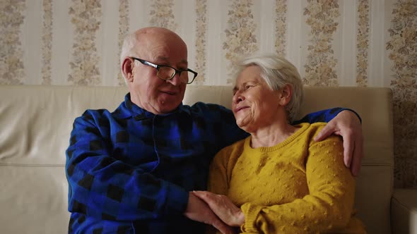 Remembering Old Sweet Memories Senior People Support Concept Medium Shot Indoors alt