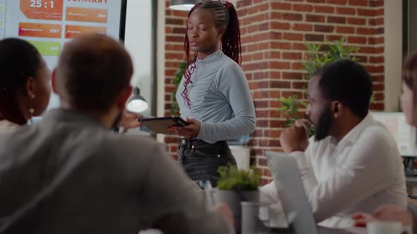 Close Up of Employee with Tablet Presenting Business Analysis alt