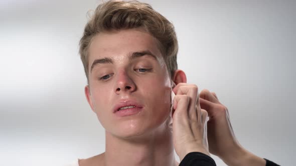 Male Facial Skin Cleaning after Makeup alt