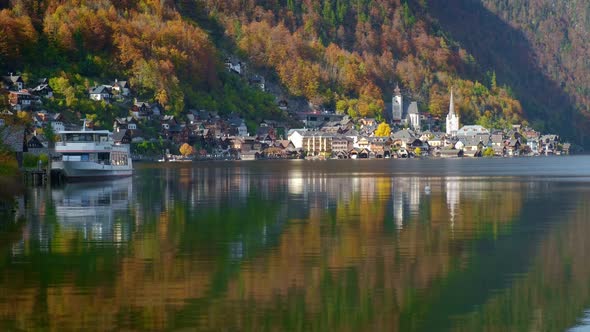 Autumn Fall in Famous Tourist Destination Serene Town Hallstatt in Austrian Mountains Alps alt