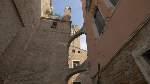 Connecting arches between buildings 