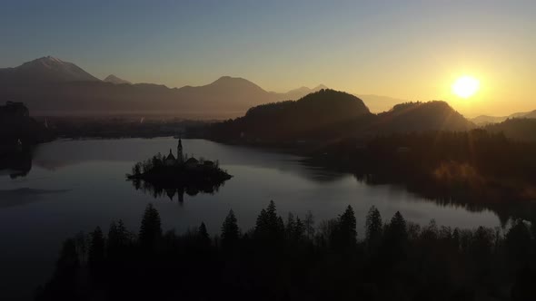 Bled Lake and Marijinega Vnebovzetja Church at Sunrise alt