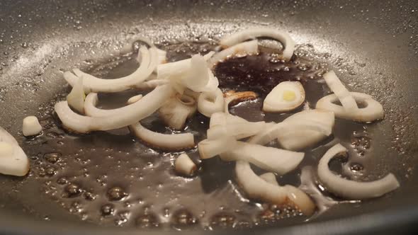 Frying of  bulb onion  in hot oil 4K 2160p 30fps UHD footage - Allium cepa vegetable in the wok clos alt