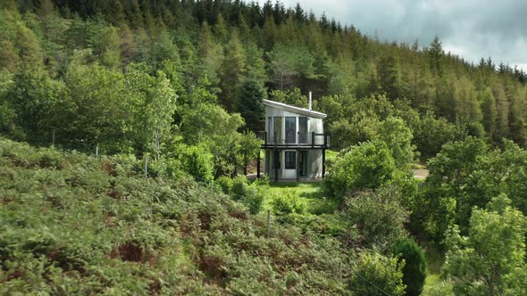 AERIAL REVERSE - Leaving the modern quirky home alt