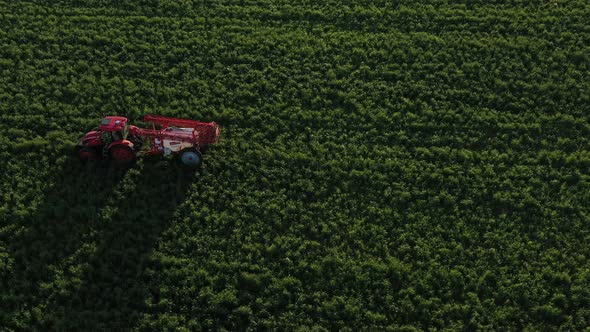 Tractor Sprays Agricultural Levels  alt