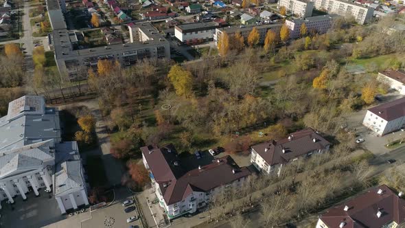 Aerial view of park next to house of culture and three-story and five-story houses 56 alt