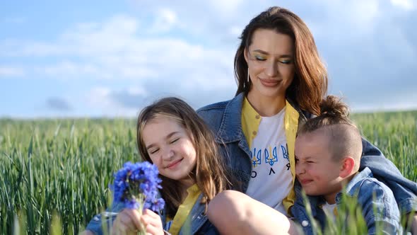 Family Walk in Summer Day Friendly Family Concept alt