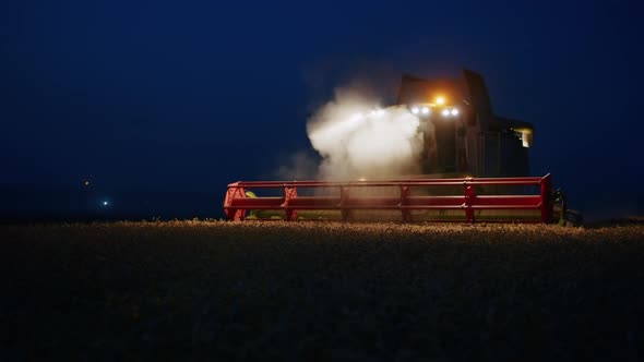 Night Harvesting with a Combine Ukrainian Combine Harvests Wheat Farmers in Ukraine alt