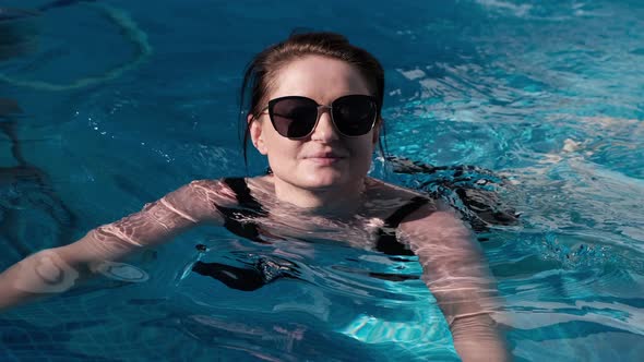 Close Up of an Young Woman Swimming in Above Ground Pool alt