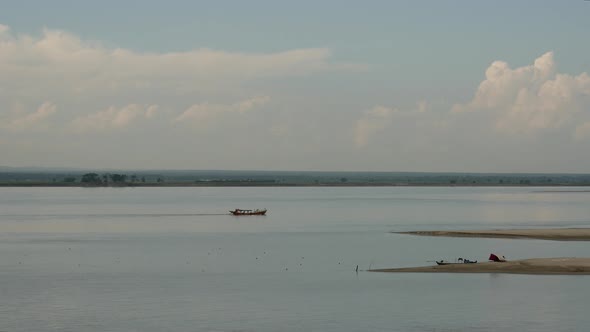 Boat at the Irrawaddy river in Bagan, Myanmar alt