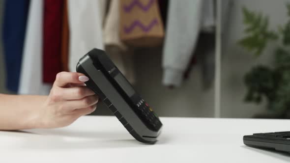 Payment By Smartphone with Chroma Green Screen Via Terminal Without Entering the PIN Code alt