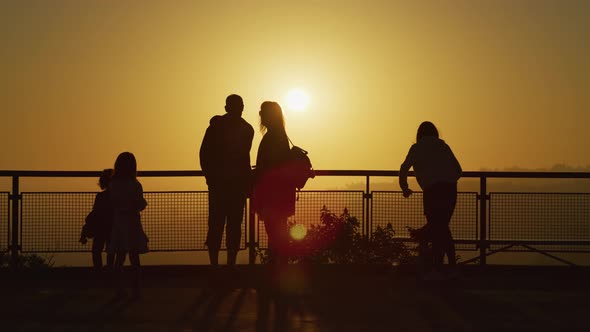 Family visiting the Griffith Observatory alt