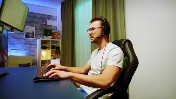 Caucasian Pro Gamer Talking with Other Players alt