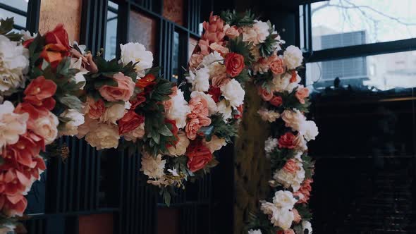 Heart Made of White and Pink Roses the Perfect Interior Decoration for a Perfect Proposal alt