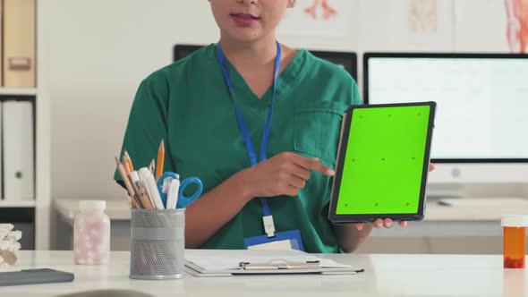 Doctor Using Tablet with Green Screen and Talking to Patient alt