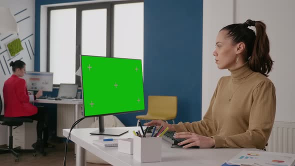 Business Woman Looking at Green Screen on Computer alt