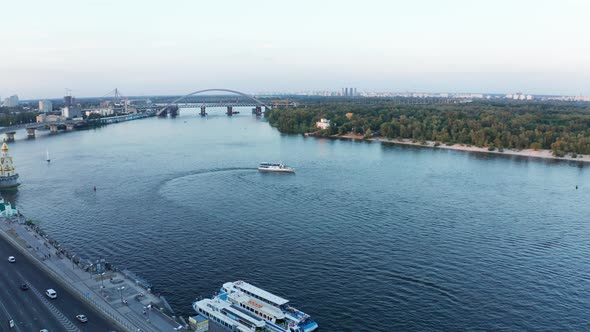 The Ship Is Sailing on the Water of the River Dnipro Near the River Pier in Kiev alt