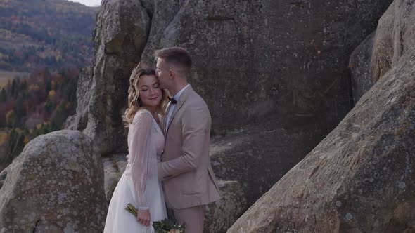 Wedding Couple in Mountain Rock alt