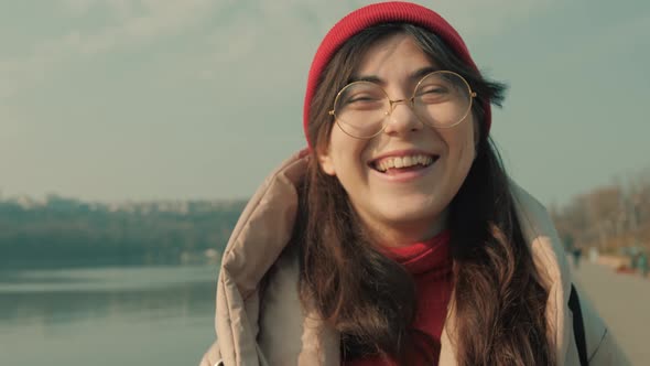 Portret of happy young girl alt