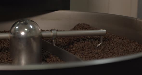 Coffee beans roasting machine