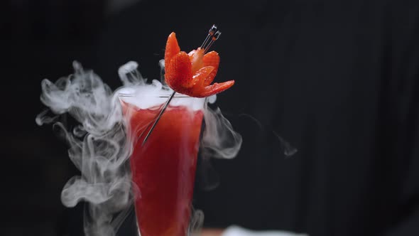 Strawberry Rossini Cocktail with dry ice alt
