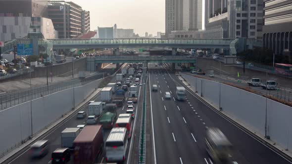 Timelapse Busy Traffic Highway Between Tokyo Buildings alt