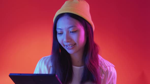 Gadget Internet Online Entertainment Woman Neon alt