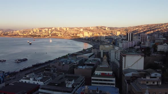 Panoramic aerial view of Valparaiso city and beach - Chile alt