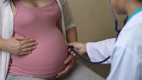 Pregnant Woman and Gynecologist Doctor at Hospital alt