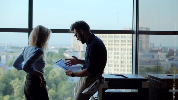 Employment Recruiter On Client Briefing. Consultant Insurance Consulting And Sales Presentation. alt