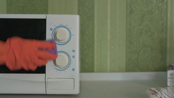 Cleaning a Microwave with Vinegar alt