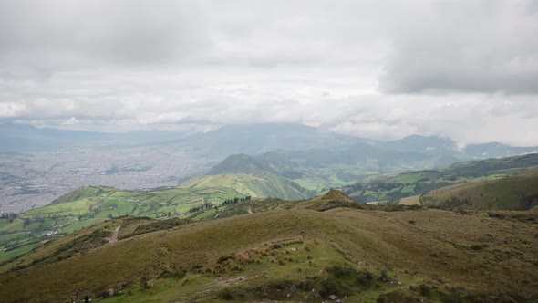 Timelapse of the sky above Quito alt