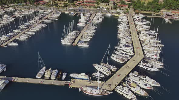 Yachts docked on pier in yacht club in marine bay alt