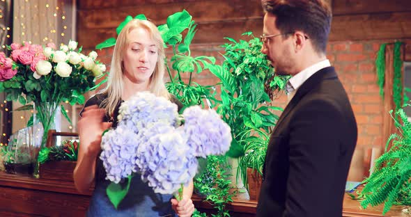 Florist Advises the Client in the Flower Shop  Advice to the Buyer alt