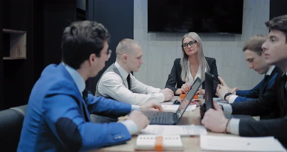 Business Partner Reports to the Boss on the Development of the Company alt