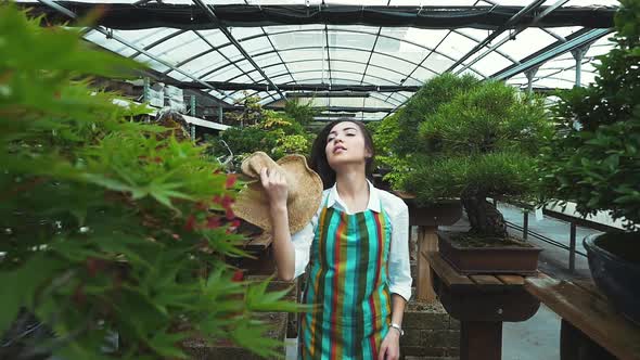 Japanese florist at work alt