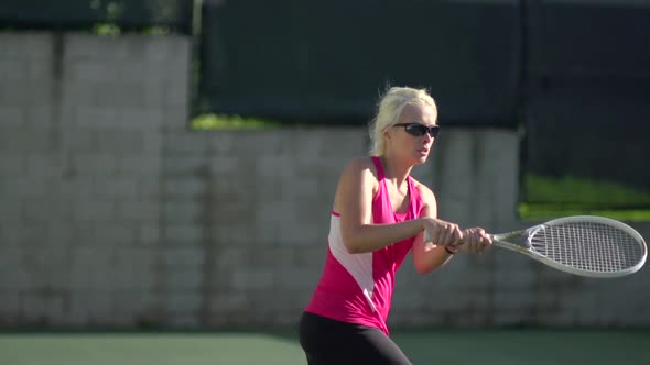 Women playing tennis. alt