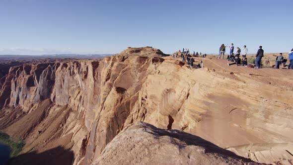 Tourists admiring the Horseshoe Bend alt