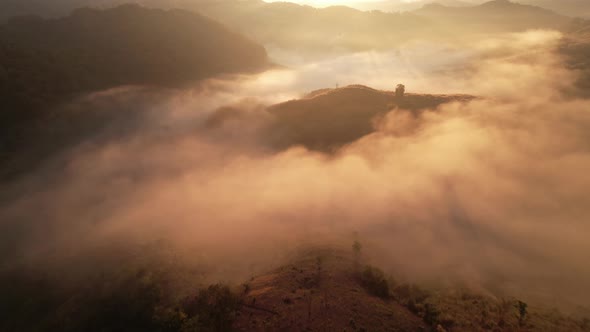 4K Aerial video, The sun's rays over the sea of mist in the morning alt