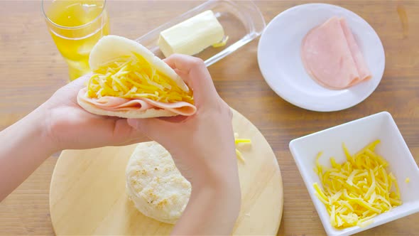 Arepas, Venezuelan dish made of corn flour alt