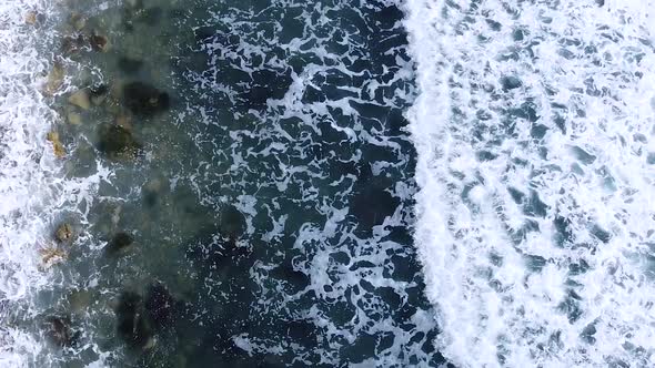 Vertical orientation video: Foamy sea waves. Sea expanse landscape