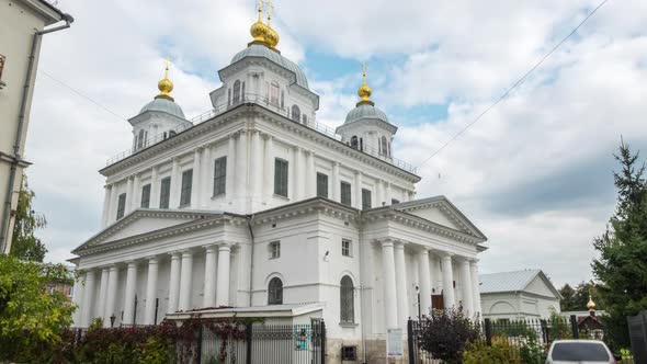 View of the House of the Kazan Convent in front of a cloudy sky. alt