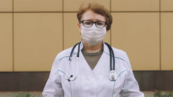 Medic. Doctor in a Medical Mask. Stethoscope doctor. alt