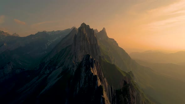 Schaefler Altenalptuerme Mountain Ridge Swiss Alpstein Appenzell Innerrhoden Switzerlandsteep Ridge alt