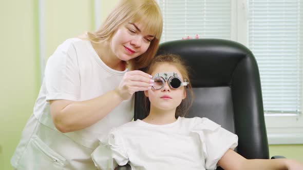 Ophthalmologist Diagnoses Little Girl's Vision and Makes Selection of Lenses alt