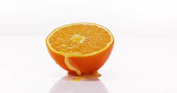 Orange, citrus sinensis, Fruit Flowing against White background, Slow Motion 4K alt
